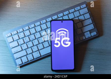 Abbildung eines 5G-Signal-Symbols, das auf einem Smartphone-Display auf einer Tastatur angezeigt wird. Eindhoven, Niederlande am 27. Januar 2022 (Foto Illustration von Nicolas Economou/NurPhoto) Stockfoto