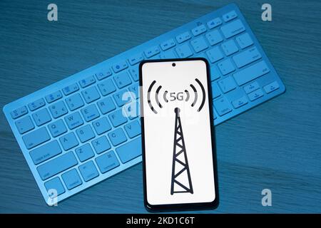 Abbildung eines 5G-Signal-Symbols, das auf einem Smartphone-Display auf einer Tastatur angezeigt wird. Eindhoven, Niederlande am 27. Januar 2022 (Foto Illustration von Nicolas Economou/NurPhoto) Stockfoto