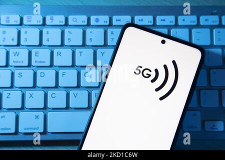 Abbildung eines 5G-Signal-Symbols, das auf einem Smartphone-Display auf einer Tastatur angezeigt wird. Eindhoven, Niederlande am 27. Januar 2022 (Foto Illustration von Nicolas Economou/NurPhoto) Stockfoto