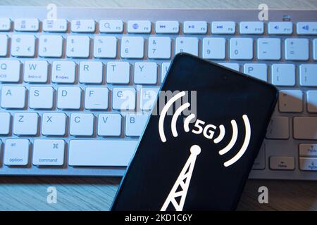 Abbildung eines 5G-Signal-Symbols, das auf einem Smartphone-Display auf einer Tastatur angezeigt wird. Eindhoven, Niederlande am 27. Januar 2022 (Foto Illustration von Nicolas Economou/NurPhoto) Stockfoto