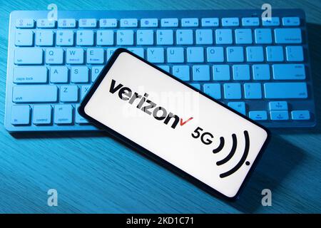 Foto-Illustration eines Verizon-Logos und 5G-Signals. Verizon Telekommunikationsunternehmen, ein Symbol-Logo auf einem Smartphone-Display auf einer Tastatur angezeigt. Verizon Communications Inc., allgemein bekannt als Verizon, ist ein US-amerikanischer multinationaler Telekommunikationskonzern und ein Unternehmensbestandteil des Dow Jones Industrial Average. Eindhoven, Niederlande am 27. Januar 2022 (Foto Illustration von Nicolas Economou/NurPhoto) Stockfoto