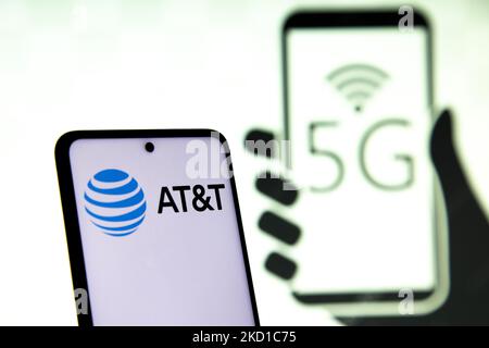 Foto-Abbildung eines Handybildschirms mit AT&T-Logo und 5G-Signalsymbol auf dem Hintergrund. AT&T Inc The American Telephone and Telegraph Company ist eine in Delaware eingetragene, multinationale Holdinggesellschaft eines amerikanischen Konglomerats. AT&T ist das weltweit größte Telekommunikationsunternehmen und der größte Anbieter von Mobilfunkdiensten in den USA. Eindhoven, Niederlande am 27. Januar 2022 (Foto Illustration von Nicolas Economou/NurPhoto) Stockfoto