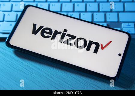 Foto-Illustration eines Verizon Telekommunikationsunternehmens ein Symbol-Logo, das auf einem Smartphone-Display auf einer Tastatur angezeigt wird. Verizon Communications Inc., allgemein bekannt als Verizon, ist ein US-amerikanischer multinationaler Telekommunikationskonzern und ein Unternehmensbestandteil des Dow Jones Industrial Average. Eindhoven, Niederlande am 27. Januar 2022 (Foto Illustration von Nicolas Economou/NurPhoto) Stockfoto