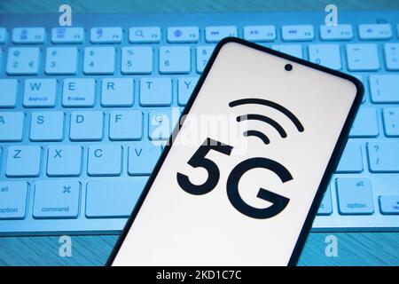 Abbildung eines 5G-Signal-Symbols, das auf einem Smartphone-Display auf einer Tastatur angezeigt wird. Eindhoven, Niederlande am 27. Januar 2022 (Foto Illustration von Nicolas Economou/NurPhoto) Stockfoto