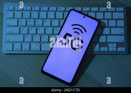Abbildung eines 5G-Signal-Symbols, das auf einem Smartphone-Display auf einer Tastatur angezeigt wird. Eindhoven, Niederlande am 27. Januar 2022 (Foto Illustration von Nicolas Economou/NurPhoto) Stockfoto