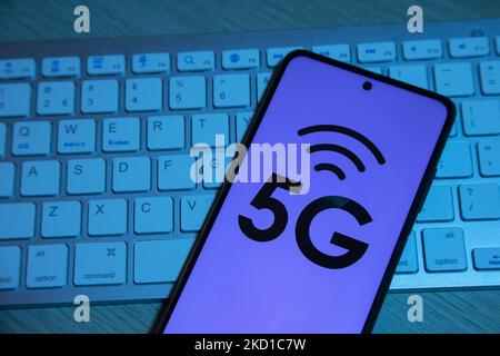 Abbildung eines 5G-Signal-Symbols, das auf einem Smartphone-Display auf einer Tastatur angezeigt wird. Eindhoven, Niederlande am 27. Januar 2022 (Foto Illustration von Nicolas Economou/NurPhoto) Stockfoto