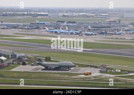 Feuerlöschanlagen des Flughafens und des Terminals mit KLM-Düsenflugzeugen. Panorama-Luftaufnahme des Flughafens Amsterdam, des Terminals, des Kontrollturms, der Flugzeuge, der Start- und Landebahnen, Rollwege, Parkplätze, Dummy-Testflugzeug für Feuerwehrleute und das Wohngebiet mit Häusern, Straßen und Kanälen der niederländischen Hauptstadt Amsterdam aus der Sicht eines Flugzeugfensters nach dem Start von der Start- und Landebahn Polderbaan vom Flughafen Amsterdam Schiphol. Amsterdam, Niederlande am 4. Mai 2021 (Foto von Nicolas Economou/NurPhoto) Stockfoto