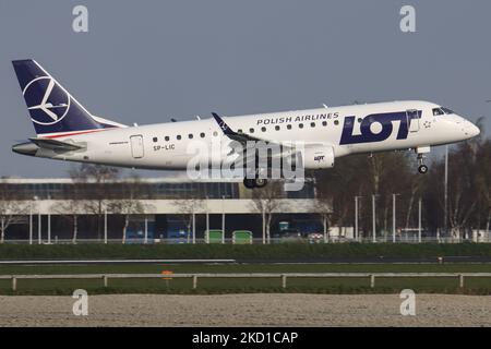 Polish Airlines LOT Embraer ERJ-175 Flugzeuge, wie sie beim letzten Anflug gesehen wurden und zur Landung auf der Start- und Landebahn des Flughafens Amsterdam Schiphol AMS EHAM eintrafen. Das in Brasilien hergestellte Schmalkarossflugzeug ist ein regionales Embraer ERJ 175 mit der Registrierung SP-LIC. LOT Polish Airlines, rechtlich als Polskie Linie gegründet Lotnicze LOT S.A. ist die Fluggesellschaft der polnischen Flagge und Mitglied der Star Alliance Aviation Group. Die Luftfahrtindustrie und der Personenverkehr befinden sich in einer schwierigen Phase, in der die Coronavirus-Pandemie Covid-19 negative Auswirkungen auf die Reisebranche mit Befürchtungen hat Stockfoto