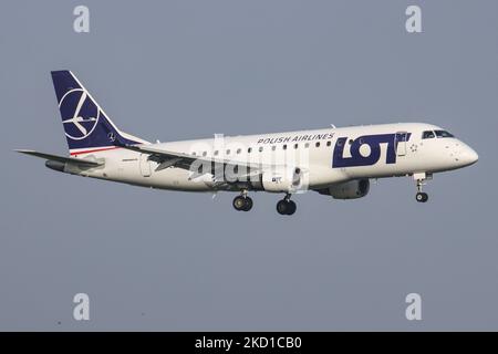 Polish Airlines LOT Embraer ERJ-175 Flugzeuge, wie sie beim letzten Anflug gesehen wurden und zur Landung auf der Start- und Landebahn des Flughafens Amsterdam Schiphol AMS EHAM eintrafen. Das in Brasilien hergestellte Schmalkarossflugzeug ist ein regionales Embraer ERJ 175 mit der Registrierung SP-LIC. LOT Polish Airlines, rechtlich als Polskie Linie gegründet Lotnicze LOT S.A. ist die Fluggesellschaft der polnischen Flagge und Mitglied der Star Alliance Aviation Group. Die Luftfahrtindustrie und der Personenverkehr befinden sich in einer schwierigen Phase, in der die Coronavirus-Pandemie Covid-19 negative Auswirkungen auf die Reisebranche mit Befürchtungen hat Stockfoto