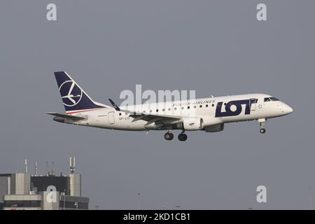 Polish Airlines LOT Embraer ERJ-175 Flugzeuge, wie sie beim letzten Anflug gesehen wurden und zur Landung auf der Start- und Landebahn des Flughafens Amsterdam Schiphol AMS EHAM eintrafen. Das in Brasilien hergestellte Schmalkarossflugzeug ist ein regionales Embraer ERJ 175 mit der Registrierung SP-LIC. LOT Polish Airlines, rechtlich als Polskie Linie gegründet Lotnicze LOT S.A. ist die Fluggesellschaft der polnischen Flagge und Mitglied der Star Alliance Aviation Group. Die Luftfahrtindustrie und der Personenverkehr befinden sich in einer schwierigen Phase, in der die Coronavirus-Pandemie Covid-19 negative Auswirkungen auf die Reisebranche mit Befürchtungen hat Stockfoto