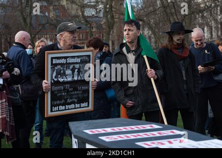 LONDON, VEREINIGTES KÖNIGREICH - 27. JANUAR 2022: Demonstranten nehmen an einer Mahnwache vor dem Parlament Teil, um des 50.. Jahrestages des Blutigen Sonntags zu gedenken und gegen die Vorschläge der britischen Regierung zur Amnestie für die beteiligten staatlichen Streitkräfte am 27. Januar 2022 in London, England, zu protestieren. Am Sonntag, dem 30. Januar 1972, eröffneten britische Soldaten das Feuer auf unbewaffnete Zivilisten, die an einem bürgerrechtsmarsch in Derry teilnahmen und 13 töteten und 15 Menschen verletzte, wobei der Tag als Blutiger Sonntag bekannt wurde. (Foto von Wiktor Szymanowicz/NurPhoto) Stockfoto