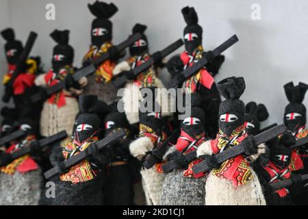 Spielzeugfiguren, die Mitglieder der zapatistischen Armee repräsentieren und auf dem lokalen Markt in San Cristobal de las Casas zum Verkauf angeboten werden. Am Donnerstag, den 27. Januar 2022, in San Cristobal de las Casas, Chiapas, Mexiko. (Foto von Artur Widak/NurPhoto) Stockfoto