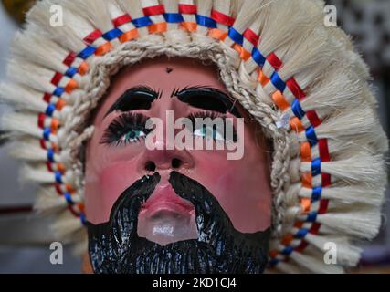 Eine Kopie der Tanzmaske, die während des Chiapa de Corzo Festivals im Januar für 'Danza de los Parachicos' verwendet wurde. Die Maske ist in Form eines menschlichen Gesichts aus Holz geschnitzt, mit Löchern über den Augen und für Nasenlöcher.Bänder.am Donnerstag, 27. Januar 2022, in San Cristobal de las Casas, Chiapas, Mexiko. (Foto von Artur Widak/NurPhoto) Stockfoto