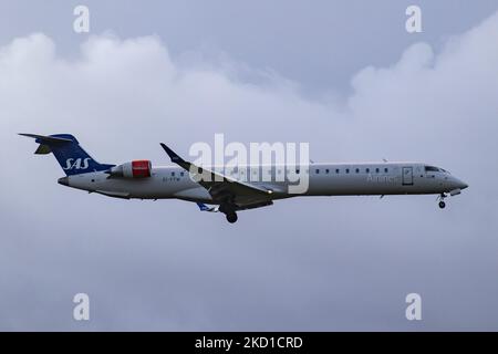 SAS Scandinavian Airlines Bombardier CRJ-900-Flugzeuge, die bei einem endgültigen Anflug auf den Flughafen Amsterdam Schiphol AMS EHAM in einem bewölkten Abend landen. Das Regionalflugzeug hat die Registrierung Ei-FPV und den Namen Trud Viking. SAS ist die Flaggenträger von Dänemark, Norwegen und Schweden. Der Name ist eine Abkürzung für Scandinavian Airlines System. Die Fluggesellschaft verfügt über 180 Flugzeuge und ist Mitglied der Star Alliance Aviation Group. Die Luftfahrtindustrie und der Personenverkehr befinden sich in einer schwierigen Phase, da die Coronavirus-Pandemie Covid-19 negative Auswirkungen auf das Reisegeschäft hat Stockfoto