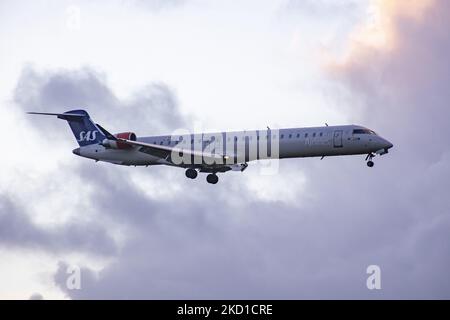 SAS Scandinavian Airlines Bombardier Mitsubishi CRJ-900 Flugzeuge, wie sie bei einem endgültigen Anflug auf den Flughafen Amsterdam Schiphol AMS EHAM in einem bewölkten Abend geflogen sind. Das Regionalflugzeug hat die Registrierung Ei-FPV und den Namen Trud Viking. SAS ist die Flaggenträger von Dänemark, Norwegen und Schweden. Der Name ist eine Abkürzung für Scandinavian Airlines System. Die Fluggesellschaft verfügt über 180 Flugzeuge und ist Mitglied der Star Alliance Aviation Group. Die Luftfahrtindustrie und der Personenverkehr befinden sich in einer schwierigen Phase, da die Coronavirus-Pandemie Covid-19 negative Auswirkungen auf die Reise hat Stockfoto