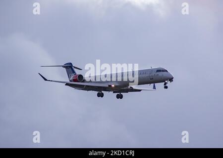 SAS Scandinavian Airlines Bombardier Mitsubishi CRJ-900 Flugzeuge, wie sie bei einem endgültigen Anflug auf den Flughafen Amsterdam Schiphol AMS EHAM in einem bewölkten Abend geflogen sind. Das Regionalflugzeug hat die Registrierung Ei-FPV und den Namen Trud Viking. SAS ist die Flaggenträger von Dänemark, Norwegen und Schweden. Der Name ist eine Abkürzung für Scandinavian Airlines System. Die Fluggesellschaft verfügt über 180 Flugzeuge und ist Mitglied der Star Alliance Aviation Group. Die Luftfahrtindustrie und der Personenverkehr befinden sich in einer schwierigen Phase, da die Coronavirus-Pandemie Covid-19 negative Auswirkungen auf die Reise hat Stockfoto