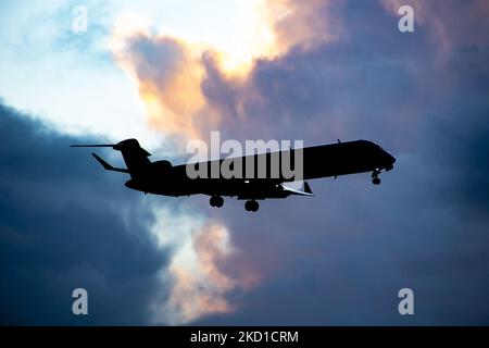 Silhouette, ein Symbolfoto, Illustration eines Flugzeugs, das in der Luft gegen die bunten Wolken fliegt. SAS Scandinavian Airlines Bombardier Mitsubishi CRJ-900 Flugzeuge, wie sie bei einem endgültigen Anflug auf den Flughafen Amsterdam Schiphol AMS EHAM in einem bewölkten Abend geflogen sind. Das Regionalflugzeug hat die Registrierung Ei-FPV und den Namen Trud Viking. SAS ist die Flaggenträger von Dänemark, Norwegen und Schweden. Der Name ist eine Abkürzung für Scandinavian Airlines System. Die Fluggesellschaft verfügt über 180 Flugzeuge und ist Mitglied der Star Alliance Aviation Group. Die Luftfahrtindustrie und der Personenverkehr sind es Stockfoto