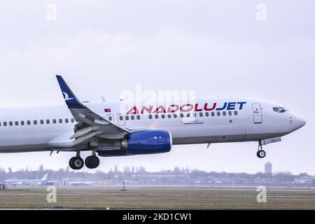 Nahaufnahme des vorderen Teils des Flugzeugs mit Cockpit, Flügeln, Düsentrieben, Fahrwerk und Logo. Anadolu Jet Boeing 737-800-Flugzeuge, wie sie beim endgültigen Anflug und der Landung auf dem Flughafen Amsterdam Schiphol AMS EHAM zu sehen sind, als das Flugzeug bei bewölktem Wetter aus der Türkei eintrifft. Der B738 hat die Registrierung TC-JZJ. AnadoluJet ist eine regionale Fluggesellschaft, eine Marke von Turkish Airlines, Mitglied des Luftfahrtkonzerns Star Alliance, die von den Flughäfen Istanbul-Sabiha Gökçen und Ankara aus operiert. Die Luftfahrtindustrie und der Personenverkehr stehen mit dem Coronavirus pa Covid-19 in einer schwierigen Phase Stockfoto