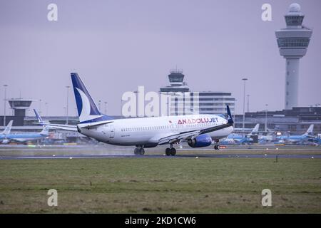 Anadolu Jet Boeing 737-800-Flugzeuge, wie sie bei endgültiger Annäherung am Flughafen Amsterdam Schiphol landen AMS EHAM, wenn das Flugzeug bei bewölktem Wetter aus der Türkei ankommt und auf der Start- und Landebahn vor dem Flughafenterminal, anderen KLM-Flugzeugen und dem Kontrollturm landet. Der B738 hat die Registrierung TC-JZJ. AnadoluJet ist eine regionale Fluggesellschaft, eine Marke von Turkish Airlines, Mitglied des Luftfahrtkonzerns Star Alliance, die von den Flughäfen Istanbul-Sabiha Gökçen und Ankara aus operiert. Die Luftfahrtindustrie und der Personenverkehr befinden sich in einer schwierigen Phase, in der die Coronavirus-Pandemie Covid-19 negativ ausbricht Stockfoto