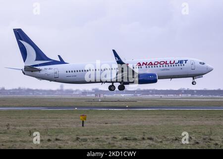 Anadolu Jet Boeing 737-800-Flugzeuge, wie sie beim endgültigen Anflug und der Landung auf dem Flughafen Amsterdam Schiphol AMS EHAM zu sehen sind, als das Flugzeug bei bewölktem Wetter aus der Türkei eintrifft. Der B738 hat die Registrierung TC-JZJ. AnadoluJet ist eine regionale Fluggesellschaft, eine Marke von Turkish Airlines, Mitglied des Luftfahrtkonzerns Star Alliance, die von den Flughäfen Istanbul-Sabiha Gökçen und Ankara aus operiert. Die Luftfahrtindustrie und der Personenverkehr befinden sich in einer schwierigen Phase, da die Coronavirus-Pandemie Covid-19 negative Auswirkungen auf die Reisebranche hat und Angst vor der sich verschlechternden Situation aufgrund der neuen Entwicklung hat Stockfoto