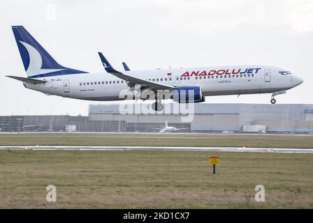 Anadolu Jet Boeing 737-800-Flugzeuge, wie sie beim endgültigen Anflug und der Landung auf dem Flughafen Amsterdam Schiphol AMS EHAM zu sehen sind, als das Flugzeug bei bewölktem Wetter aus der Türkei eintrifft. Der B738 hat die Registrierung TC-JZJ. AnadoluJet ist eine regionale Fluggesellschaft, eine Marke von Turkish Airlines, Mitglied des Luftfahrtkonzerns Star Alliance, die von den Flughäfen Istanbul-Sabiha Gökçen und Ankara aus operiert. Die Luftfahrtindustrie und der Personenverkehr befinden sich in einer schwierigen Phase, da die Coronavirus-Pandemie Covid-19 negative Auswirkungen auf die Reisebranche hat und Angst vor der sich verschlechternden Situation aufgrund der neuen Entwicklung hat Stockfoto