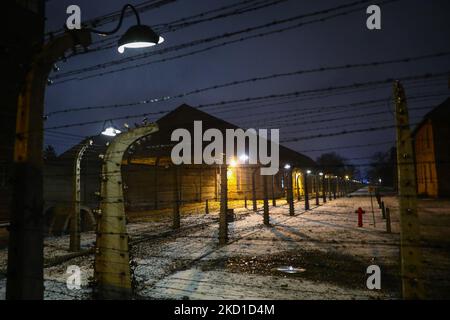 Stacheldrahtzaun und historische Gebäude im ehemaligen Konzentrationslager Auschwitz I auf der Gedenkstätte Auschwitz während des Internationalen Holocaust-Gedenktages und des 77.. Jahrestages der Befreiung von Auschwitz - Birkenau, am 27. Januar 2022 in Oswiecim, Polen. (Foto von Beata Zawrzel/NurPhoto) Stockfoto