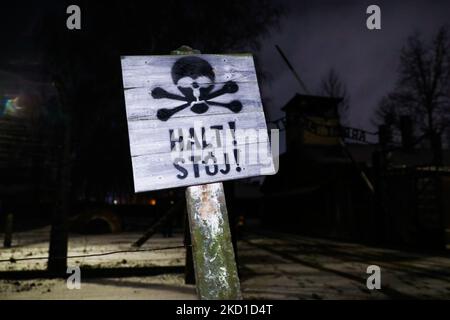 „Halt!“ schild am ehemaligen Konzentrationslager Auschwitz I auf der Gedenkstätte Auschwitz während des Internationalen Holocaust-Gedenktages und des 77.. Jahrestages der Befreiung von Auschwitz - Birkenau am 27. Januar 2022 in Oswiecim, Polen. (Foto von Beata Zawrzel/NurPhoto) Stockfoto