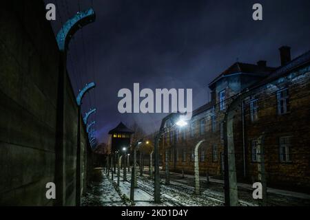 Stacheldrahtzaun und historische Gebäude im ehemaligen Konzentrationslager Auschwitz I auf der Gedenkstätte Auschwitz während des Internationalen Holocaust-Gedenktages und des 77.. Jahrestages der Befreiung von Auschwitz - Birkenau, am 27. Januar 2022 in Oswiecim, Polen. (Foto von Beata Zawrzel/NurPhoto) Stockfoto