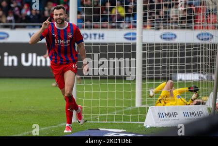 Heidenheim, Deutschland. 05.. November 2022. Fußball: 2. Bundesliga, 1. FC Heidenheim - SC Paderborn 07, Matchday 15 in der Voith Arena. Heidenheims Denis Thomalla feiert sein Ziel, 2:0 zu erreichen. Quelle: Stefan Puchner/dpa - WICHTIGER HINWEIS: Gemäß den Anforderungen der DFL Deutsche Fußball Liga und des DFB Deutscher Fußball-Bund ist es untersagt, im Stadion und/oder vom Spiel aufgenommene Fotos in Form von Sequenzbildern und/oder videoähnlichen Fotoserien zu verwenden oder zu verwenden./dpa/Alamy Live News Stockfoto