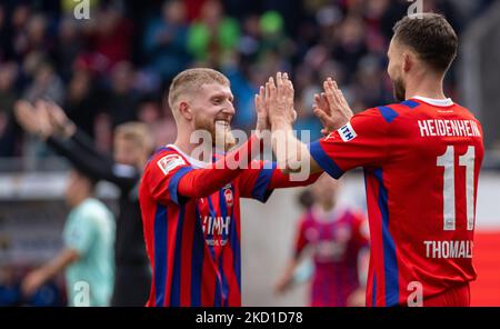 Heidenheim, Deutschland. 05.. November 2022. Fußball: 2. Bundesliga, 1. FC Heidenheim - SC Paderborn 07, Matchday 15 in der Voith Arena. Heidenheims Jan-Niklas Beste (l) und Denis Thomalla feiern. Quelle: Stefan Puchner/dpa - WICHTIGER HINWEIS: Gemäß den Anforderungen der DFL Deutsche Fußball Liga und des DFB Deutscher Fußball-Bund ist es untersagt, im Stadion und/oder vom Spiel aufgenommene Fotos in Form von Sequenzbildern und/oder videoähnlichen Fotoserien zu verwenden oder zu verwenden./dpa/Alamy Live News Stockfoto