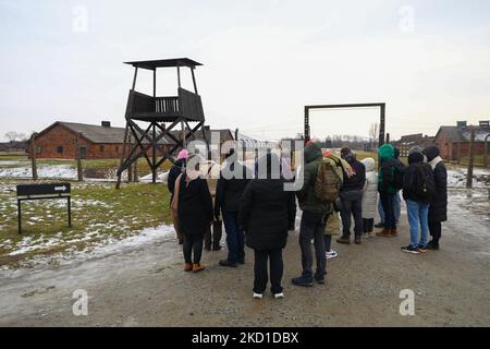 Besucher des ehemaligen KZ-Vernichtungslagers Auschwitz II-Birkenau am 77.. Jahrestag der Befreiung von Auschwitz-Birkenau. Brzezinka bei Oswiecim, Polen am 27. Januar 2022. (Foto von Beata Zawrzel/NurPhoto) Stockfoto