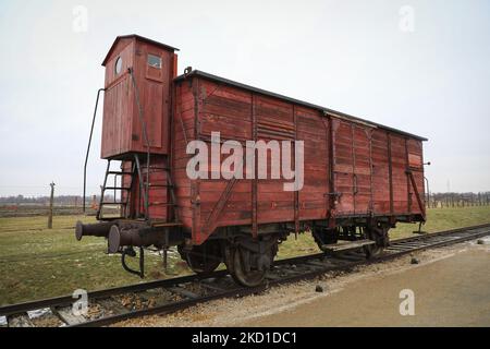 Am 27. Januar 2022 ist im ehemaligen KZ-Vernichtungslager Auschwitz II-Birkenau in Brzezinka bei Oswiecim, Polen, ein Originalwagen für Deportationen zu sehen. (Foto von Beata Zawrzel/NurPhoto) Stockfoto