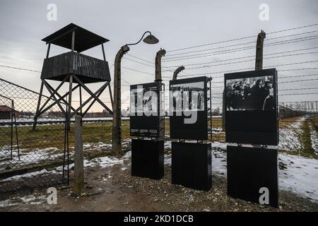 Am 27. Januar 2022 sind im ehemaligen KZ-Vernichtungslager Auschwitz II-Birkenau in Brzezinka bei Oswiecim, Polen, ein Originalwagen für Deportationen und ein Bildschirm mit Videos des Jüdischen Weltkongresses zum 77.. Jahrestag der Befreiung von Auschwitz - Birkenau zu sehen. (Foto von Beata Zawrzel/NurPhoto) Stockfoto