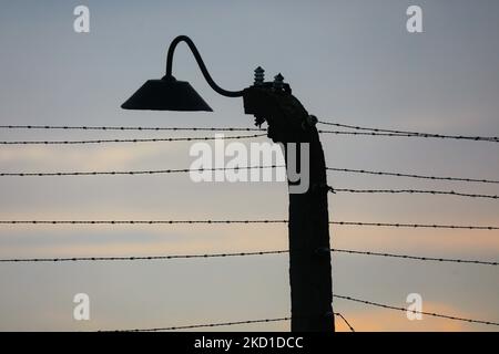 Stacheldrahtzaun und eine Lampe im ehemaligen KZ-Vernichtungslager Auschwitz II-Birkenau in Brzezinka bei Oswiecim, Polen, am 27. Januar 2022. (Foto von Beata Zawrzel/NurPhoto) Stockfoto