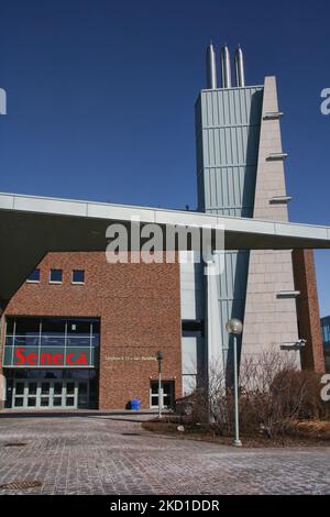 Stephen E. Quinlan Building auf dem Seneca College Campus der York University in Toronto, Kanada. Auf diesem Campus in Toronto befinden sich mehrere Schulen, darunter Creative Arts and Animation, Biological Sciences & Applied Chemistry, English and Liberal Studies sowie Information and Communications Technology. Das Seneca College of Applied Arts and Technology ist eine postsekundäre Bildungseinrichtung in Toronto, Ontario, die Programme auf den Abitur-, Diplom-, Zertifikat- und Postgraduiertenstufen anbietet. (Foto von Creative Touch Imaging Ltd./NurPhoto) Stockfoto