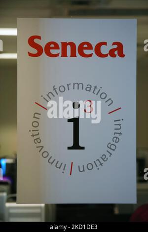 Melden Sie sich vor einem Klassenzimmer auf dem Seneca College Campus der York University in Toronto, Kanada, an. Auf diesem Campus in Toronto befinden sich mehrere Schulen, darunter Creative Arts and Animation, Biological Sciences & Applied Chemistry, English and Liberal Studies sowie Information and Communications Technology. Das Seneca College of Applied Arts and Technology ist eine postsekundäre Bildungseinrichtung in Toronto, Ontario, die Programme auf den Abitur-, Diplom-, Zertifikat- und Postgraduiertenstufen anbietet. (Foto von Creative Touch Imaging Ltd./NurPhoto) Stockfoto