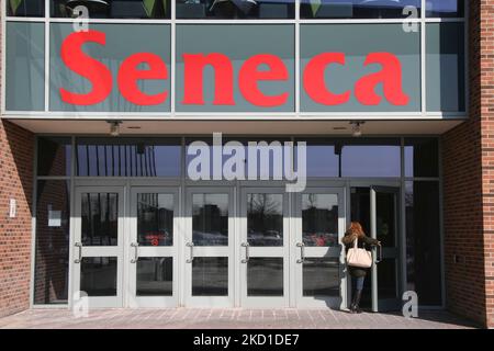 Student beim Betreten des Stephen E. Quinlan-Gebäudes auf dem Seneca College Campus der York University in Toronto, Kanada. Auf diesem Campus in Toronto befinden sich mehrere Schulen, darunter Creative Arts and Animation, Biological Sciences & Applied Chemistry, English and Liberal Studies sowie Information and Communications Technology. Das Seneca College of Applied Arts and Technology ist eine postsekundäre Bildungseinrichtung in Toronto, Ontario, die Programme auf den Abitur-, Diplom-, Zertifikat- und Postgraduiertenstufen anbietet. (Foto von Creative Touch Imaging Ltd./NurPhoto) Stockfoto