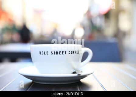 Coburled Bold Street in der Gegend von Ropewalks im Zentrum von Liverpool, jetzt voll von unabhängigen Geschäften, trendigen Cafés und multikulturellen Restaurants, in Herbstsonne, Großbritannien Stockfoto