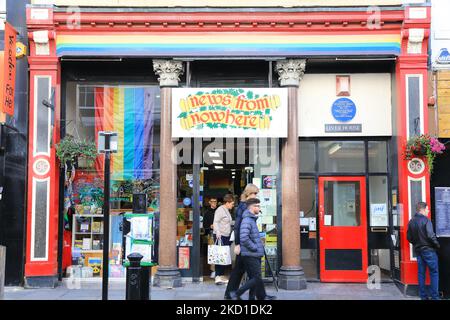 Coburled Bold Street in der Gegend von Ropewalks im Zentrum von Liverpool, jetzt voll von unabhängigen Geschäften, trendigen Cafés und multikulturellen Restaurants, in Herbstsonne, Großbritannien Stockfoto