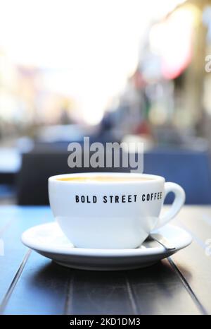 Coburled Bold Street in der Gegend von Ropewalks im Zentrum von Liverpool, jetzt voll von unabhängigen Geschäften, trendigen Cafés und multikulturellen Restaurants, in Herbstsonne, Großbritannien Stockfoto