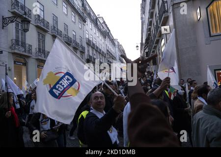 André Ventura von der Chega-Partei führt am 28. Januar 2022 in Lissabon, Portugal, einen Wahlkampf mit den Anhängern für die Wahlen zum Premierminister. André Ventura von der Chega-Partei kämpft auf der Straße für die Wahlen zum Premierminister am 30.. Januar, um näher am Volk zu sein. (Foto von Nuno Cruz/NurPhoto) Stockfoto