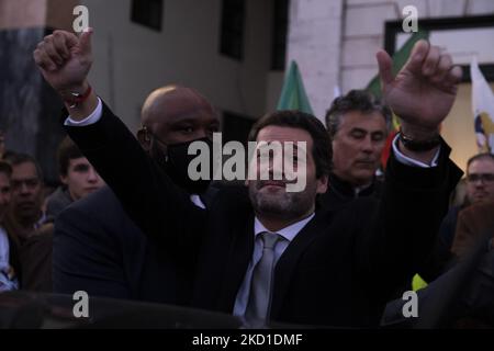 André Ventura von der Chega-Partei führt am 28. Januar 2022 in Lissabon, Portugal, einen Wahlkampf mit den Anhängern für die Wahlen zum Premierminister. André Ventura von der Chega-Partei kämpft auf der Straße für die Wahlen zum Premierminister am 30.. Januar, um näher am Volk zu sein. (Foto von Nuno Cruz/NurPhoto) Stockfoto