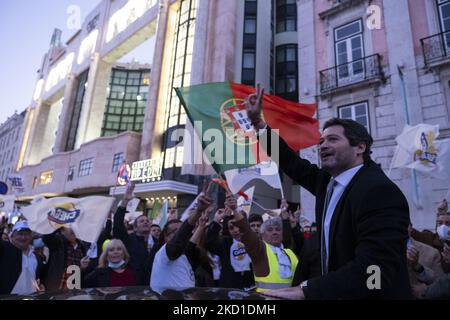 André Ventura von der Chega-Partei führt am 28. Januar 2022 in Lissabon, Portugal, einen Wahlkampf mit den Anhängern für die Wahlen zum Premierminister. André Ventura von der Chega-Partei kämpft auf der Straße für die Wahlen zum Premierminister am 30.. Januar, um näher am Volk zu sein. (Foto von Nuno Cruz/NurPhoto) Stockfoto