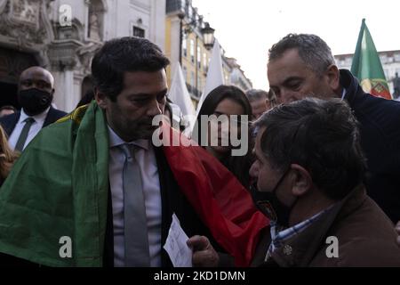André Ventura von der Chega-Partei führt am 28. Januar 2022 in Lissabon, Portugal, einen Wahlkampf mit den Anhängern für die Wahlen zum Premierminister. André Ventura von der Chega-Partei kämpft auf der Straße für die Wahlen zum Premierminister am 30.. Januar, um näher am Volk zu sein. (Foto von Nuno Cruz/NurPhoto) Stockfoto
