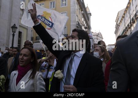 André Ventura von der Chega-Partei führt am 28. Januar 2022 in Lissabon, Portugal, einen Wahlkampf mit den Anhängern für die Wahlen zum Premierminister. André Ventura von der Chega-Partei kämpft auf der Straße für die Wahlen zum Premierminister am 30.. Januar, um näher am Volk zu sein. (Foto von Nuno Cruz/NurPhoto) Stockfoto
