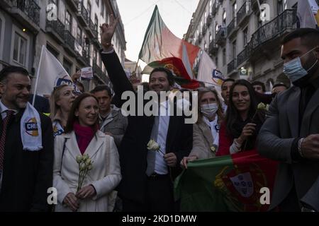 André Ventura von der Chega-Partei führt am 28. Januar 2022 in Lissabon, Portugal, einen Wahlkampf mit den Anhängern für die Wahlen zum Premierminister. André Ventura von der Chega-Partei kämpft auf der Straße für die Wahlen zum Premierminister am 30.. Januar, um näher am Volk zu sein. (Foto von Nuno Cruz/NurPhoto) Stockfoto