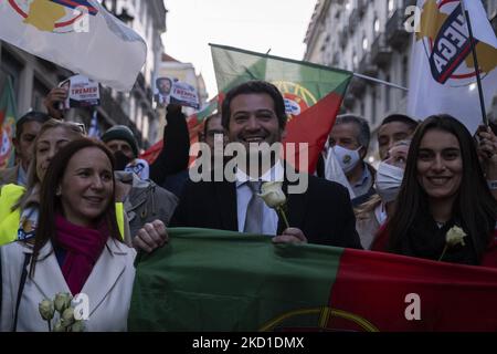 André Ventura von der Chega-Partei führt am 28. Januar 2022 in Lissabon, Portugal, einen Wahlkampf mit den Anhängern für die Wahlen zum Premierminister. André Ventura von der Chega-Partei kämpft auf der Straße für die Wahlen zum Premierminister am 30.. Januar, um näher am Volk zu sein. (Foto von Nuno Cruz/NurPhoto) Stockfoto