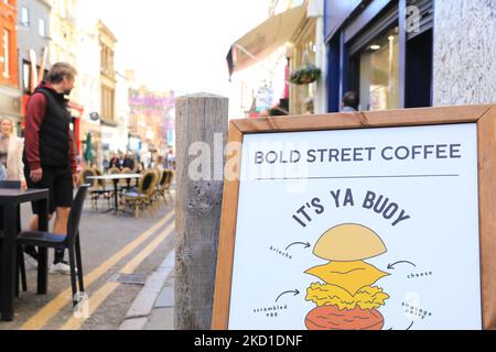 Coburled Bold Street in der Gegend von Ropewalks im Zentrum von Liverpool, jetzt voll von unabhängigen Geschäften, trendigen Cafés und multikulturellen Restaurants, in Herbstsonne, Großbritannien Stockfoto