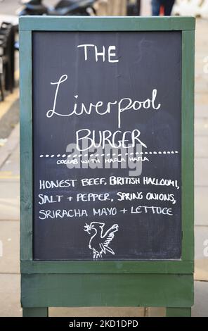 Coburled Bold Street in der Gegend von Ropewalks im Zentrum von Liverpool, jetzt voll von unabhängigen Geschäften, trendigen Cafés und multikulturellen Restaurants, in Herbstsonne, Großbritannien Stockfoto