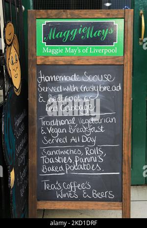 Coburled Bold Street in der Gegend von Ropewalks im Zentrum von Liverpool, jetzt voll von unabhängigen Geschäften, trendigen Cafés und multikulturellen Restaurants, in Herbstsonne, Großbritannien Stockfoto